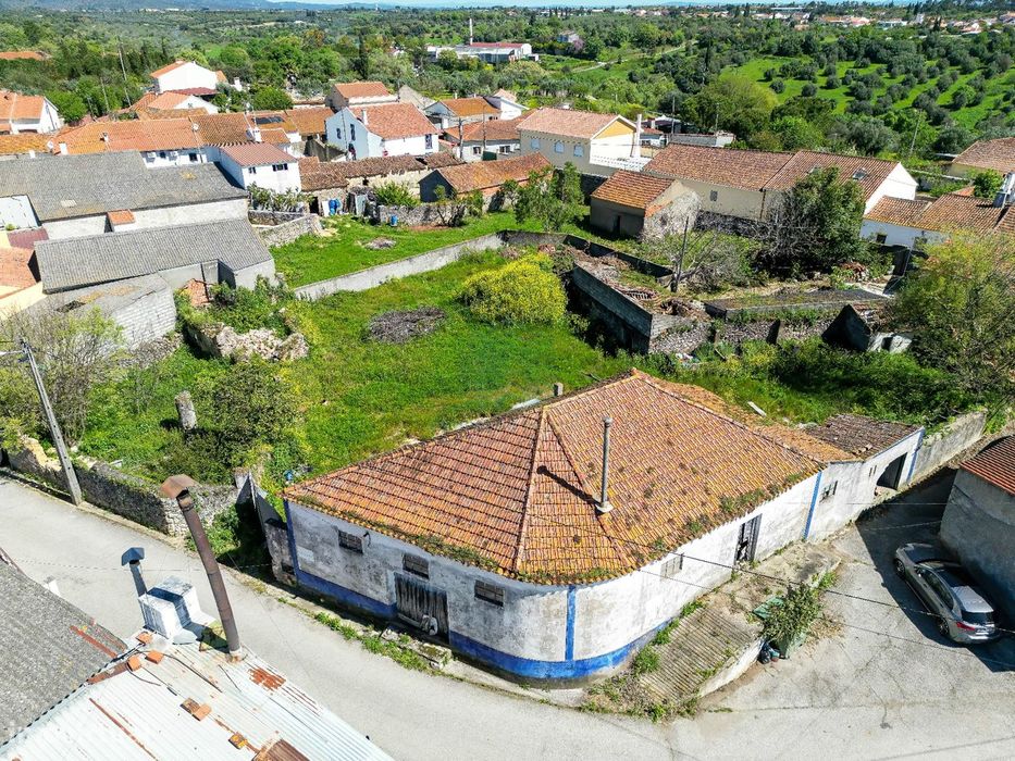 Moradia para Reconstrução com Terreno em Parceiros de São João — Brogueira, Parceiros De Igreja E Alcorochel, Santarém