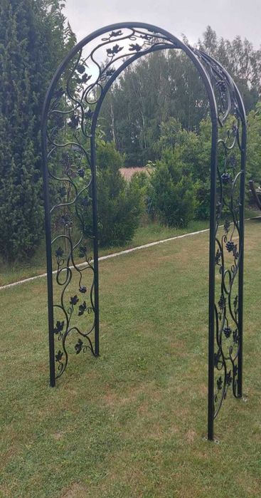 Pergola metalowa kuta do kwiatów