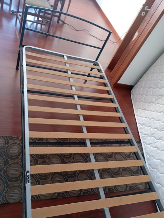 Cama de solteiro de ferro maciço