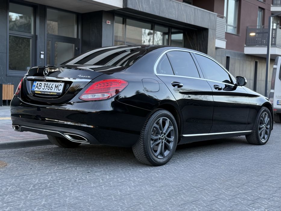 Mercedes Benz C 300 (4MATIC)  в гарному стані