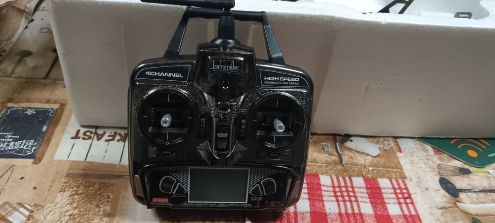 Helicóptero RC quase sem uso