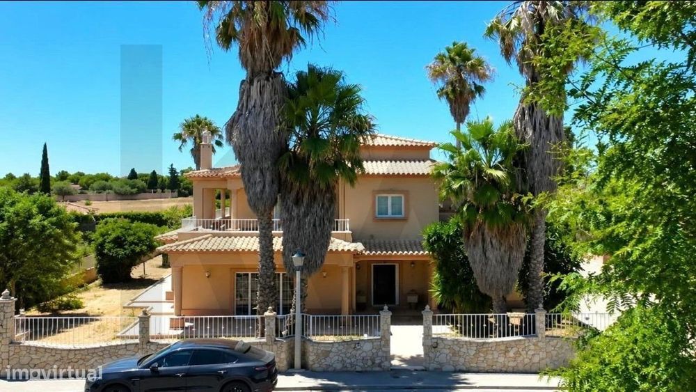 **Moradia T3 com Piscina e Garagem em Porches, Lagoa – Lote de 1.008 m