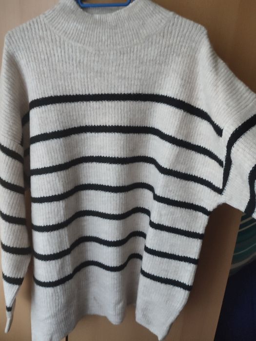 Damski sweter w paski.
