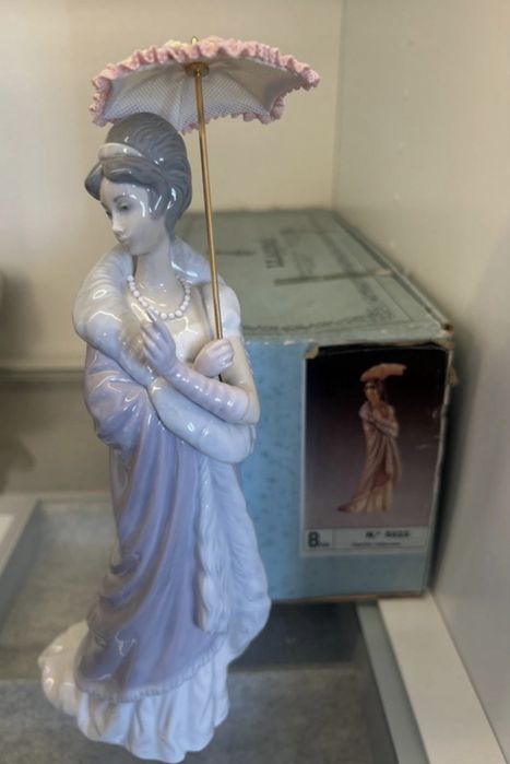 Lladró “Rara figura Damita Milanesa - 5323” com caixa original.