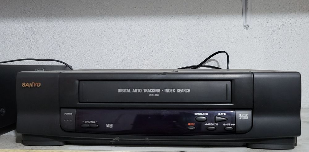 2 leitor e gravador de vídeo Nordmend e Sanyo
Amplificador estéreo par