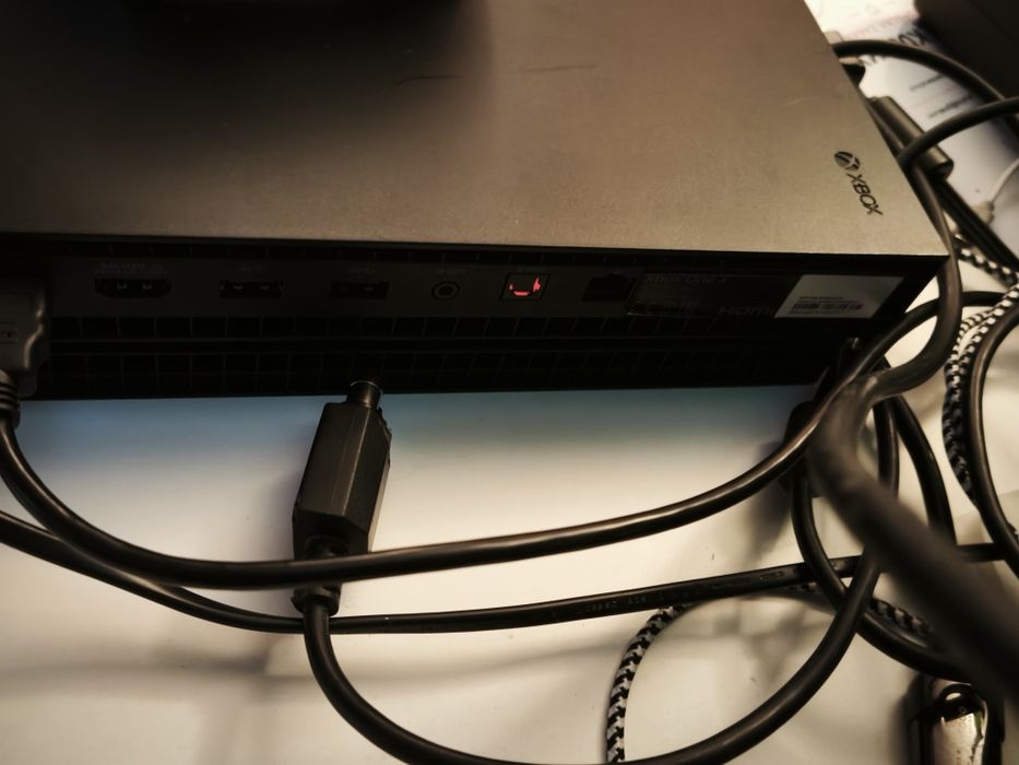 Xbox one x 1tb po spa pad gra