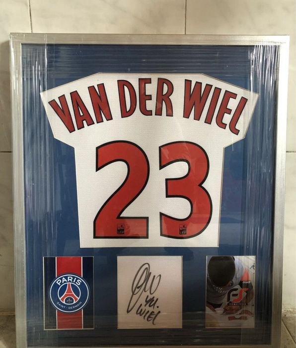 Camisola assinada e emoldurada van der wiel psg