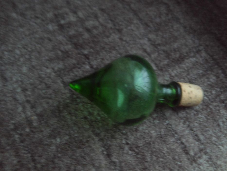 Zabytkowy zielony szklany korek do karafki