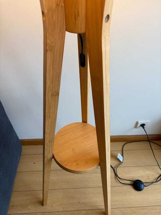 Candeeiro de pé em bambu com abajur bege