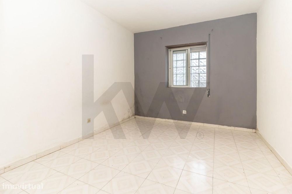 Pequena Moradia com Sótão Aproveitado e Logradouro - Centro de Setúbal