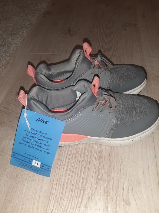 Оригінальні кросівки на дівчинку від alive