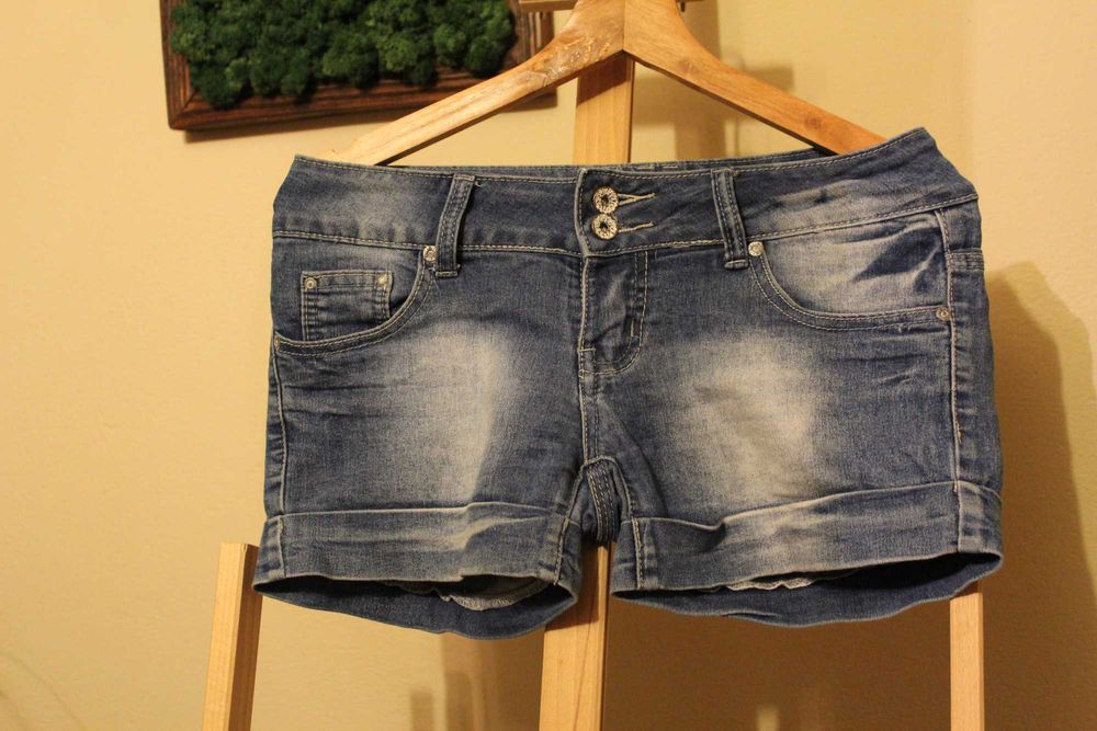 Krótkie spodenki jeansowe z przetarciami, rozmiar 38