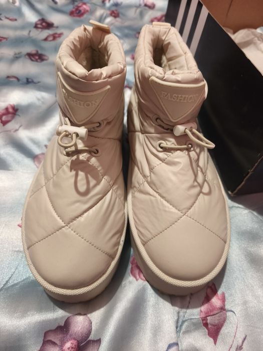 Сапожки цвет бежевый