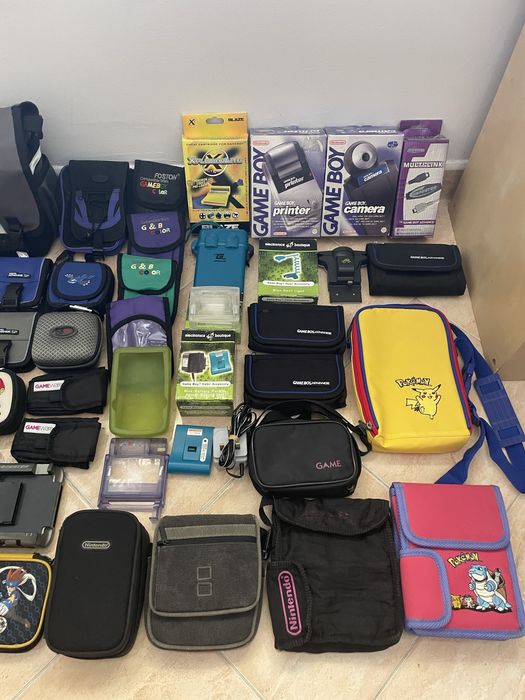 Conjunto de acessórios para Nintendo GameBoy.