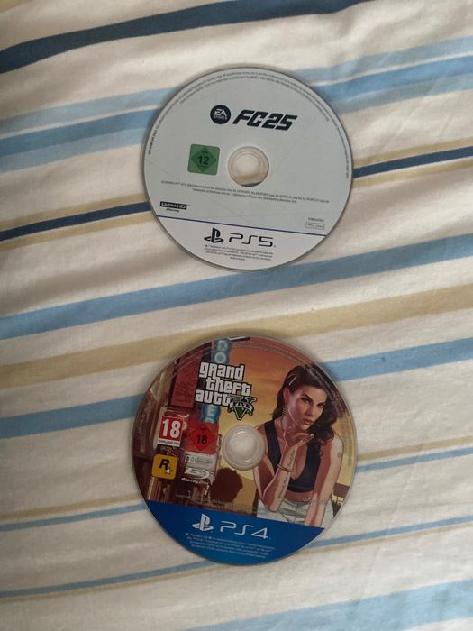 PS5 com 2 comandos com a caixa original e 1 teclado e um comando e 2 cd com gta 5 e fc 25