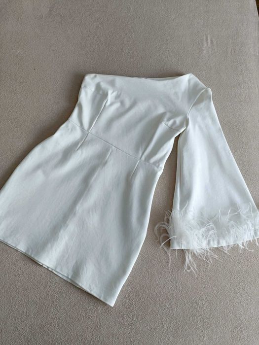 Piękna sukienka z piórami