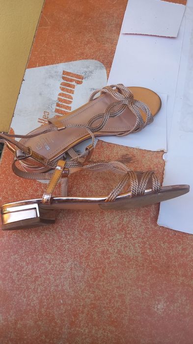 Vendo sandálias dourada