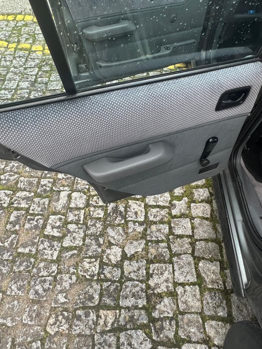 Ford Fiesta 1.1 vendo carro a trabalhar e a andar, com batida à frente