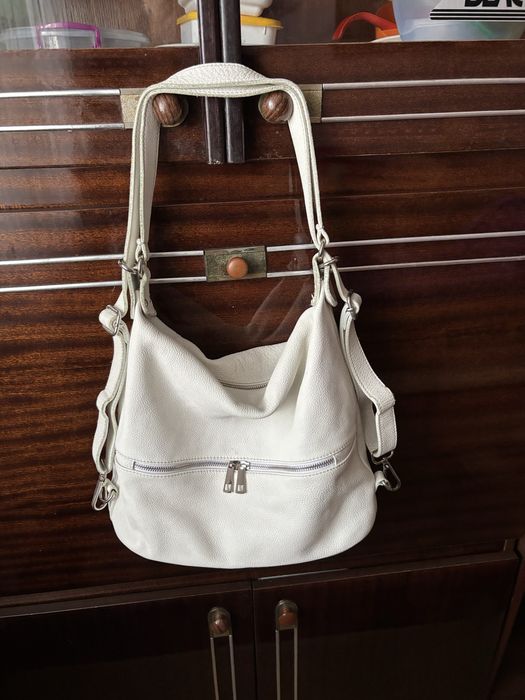 Сумка- рюкзак кожаная белого цвета