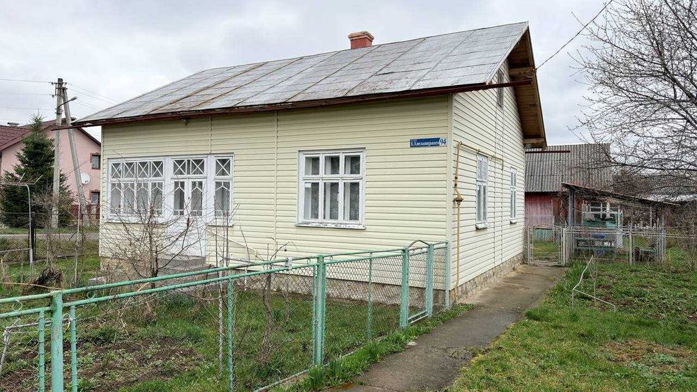 Будинок у Надвірній, вул. Богдана Хмельницького — 11 соток, газ, світло