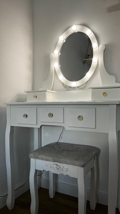 Toaletka z oświetleniem