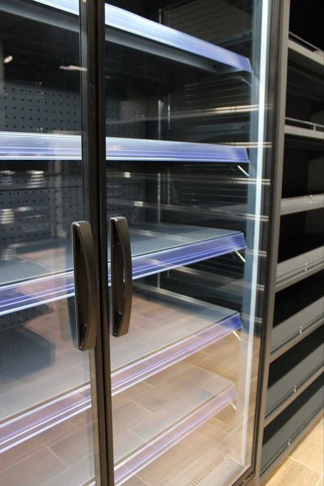 Торгові стелажі в магазин. Полки. Торгове та касове обладнання. Регали