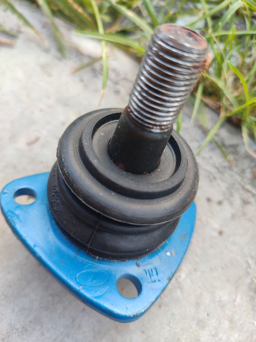 Ступичний вузол на Ниву Урбан. Поворотні кулаки з підшипниками. Опори.