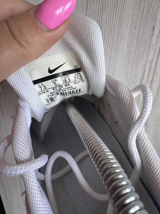 жіночі білі кросівки Nike Air Max Thea