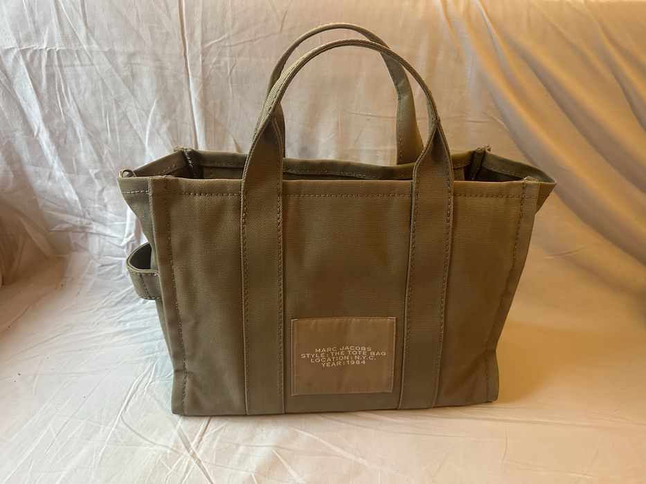 The tote bag by Marc Jacobs