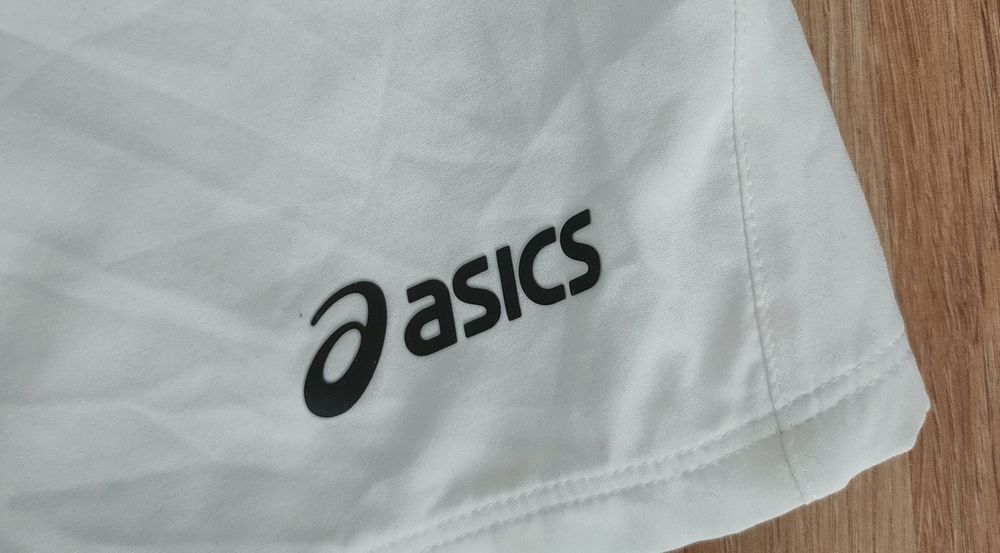 Kremowe spodenki sportowe ASICS