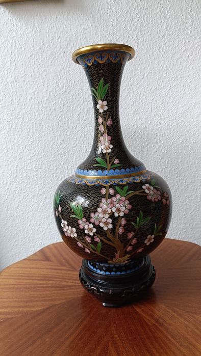 Duży wazon Cloisonné 31 cm na drewnianej podstawce.