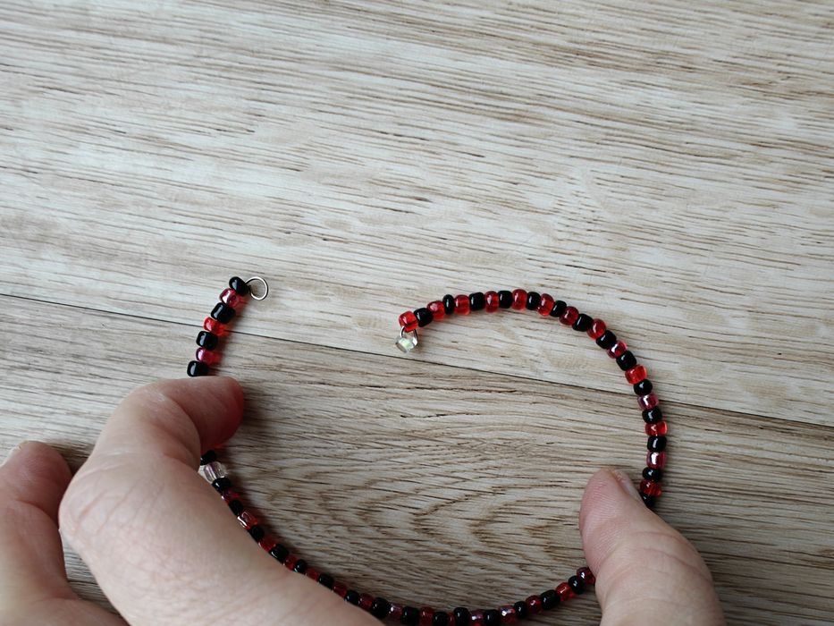 Bransoletka z plastikowymi koralikami na druciku