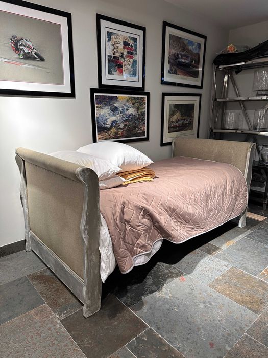 Cama de madeira com colchão — 150€