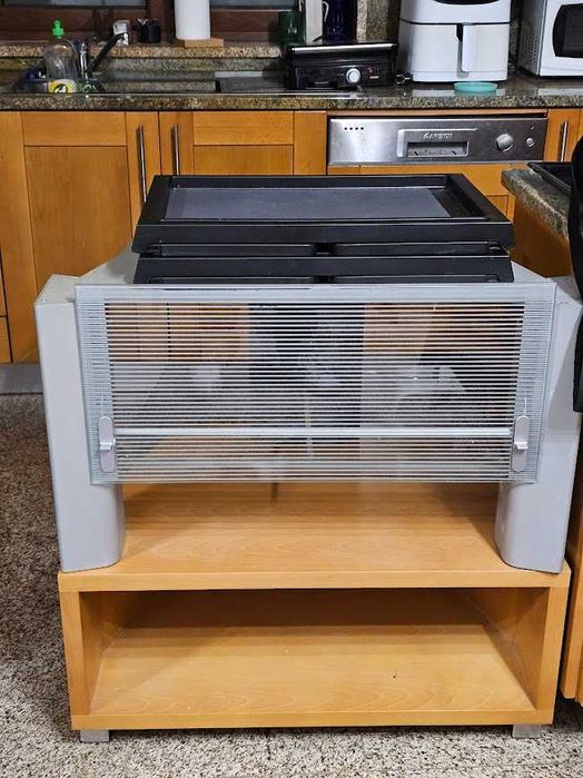 Móvel de TV em madeira, metal e vidro