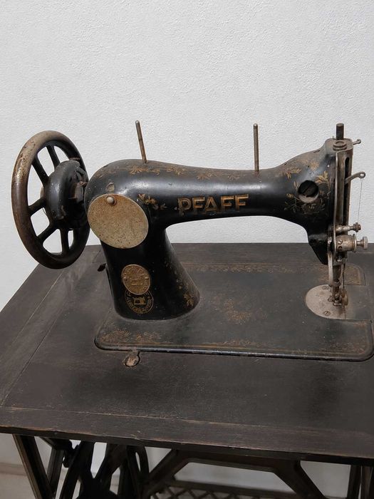 Máquina de Costura Antiga PFAFF com Móvel e Pedal