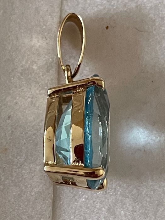 Złoty wisiorek z topazem 6,00ct