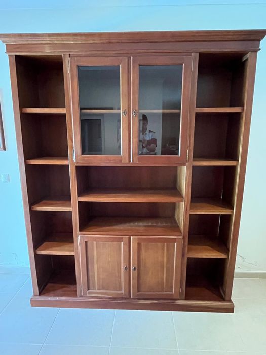 Móvel estante em madeira maciça