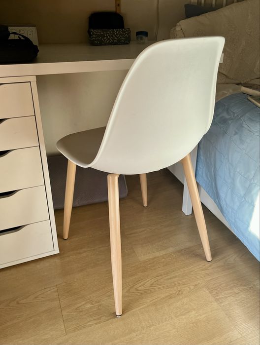 Cadeira branca estilo escandinavo