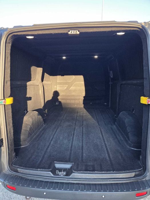 Viatura Ford Transit Custom, de cor preta