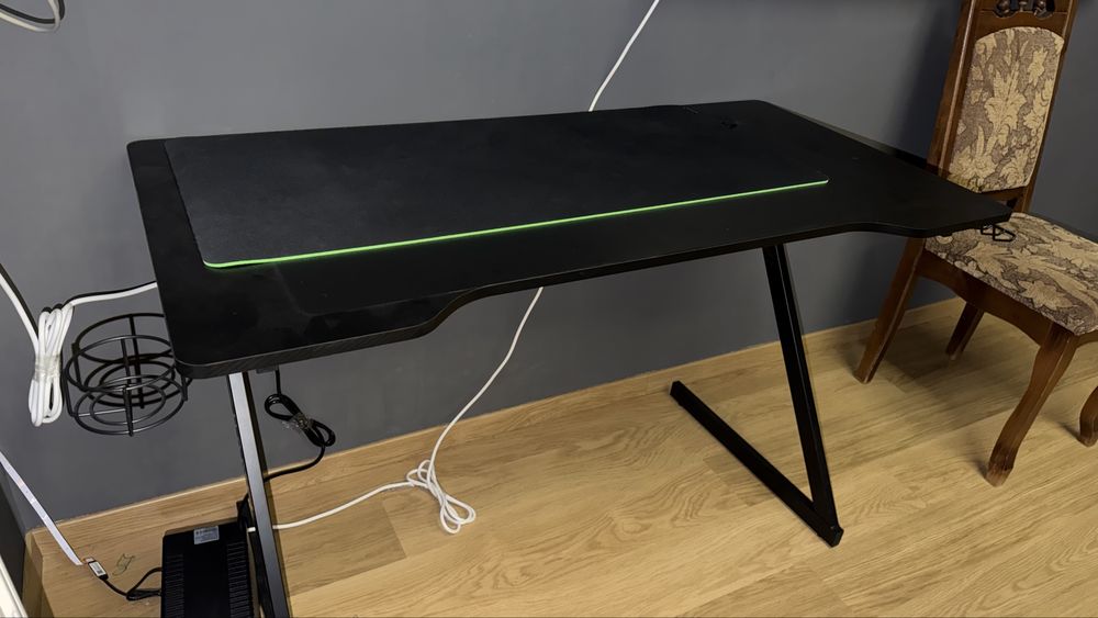 Ігровий стіл з ковриком Razer
