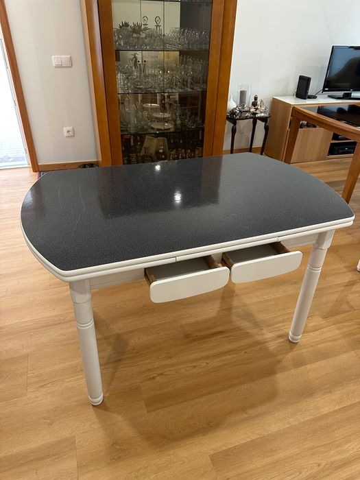 Conjunto de mesa e cadeiras