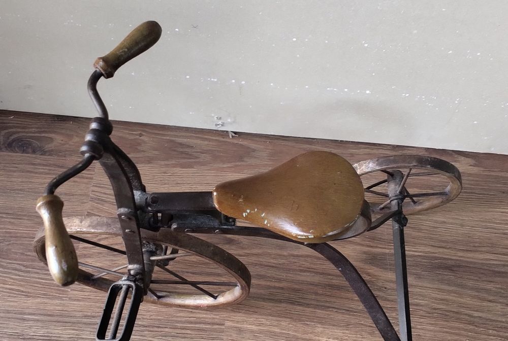 Stara zabawka rowerek