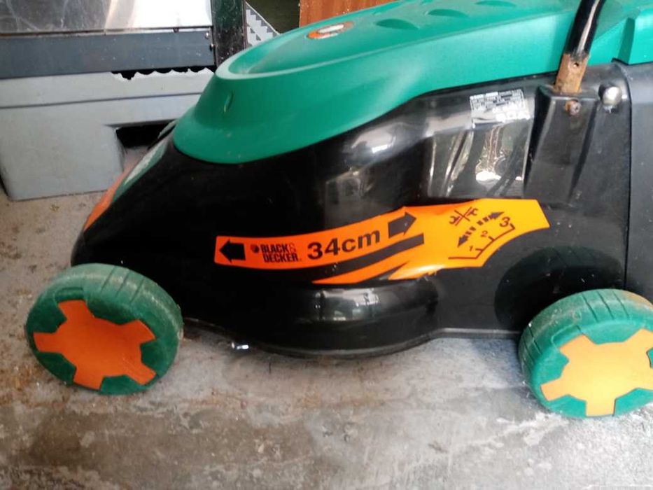 Corta Relva BLACK & DECKER GR345 Diam.34cms. Regulável em altura. Leve, ideal para pequenos espaços