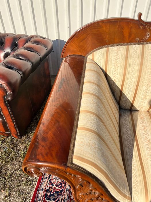 Stara sofa w stylu Biedermeier .