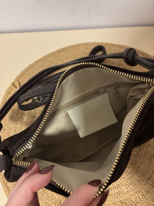 Przepiękna mała torebka z naturalnego zamszu czekolada Laura Biaggi