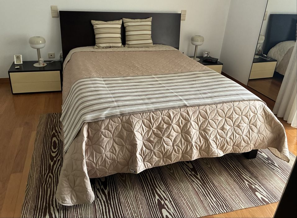 Conjunto de móveis de quarto em madeira maciça de cor castanha escura