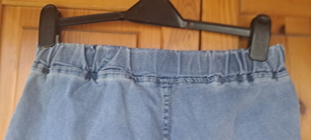 Dżinsy w gumkę z szerokimi nogawkami