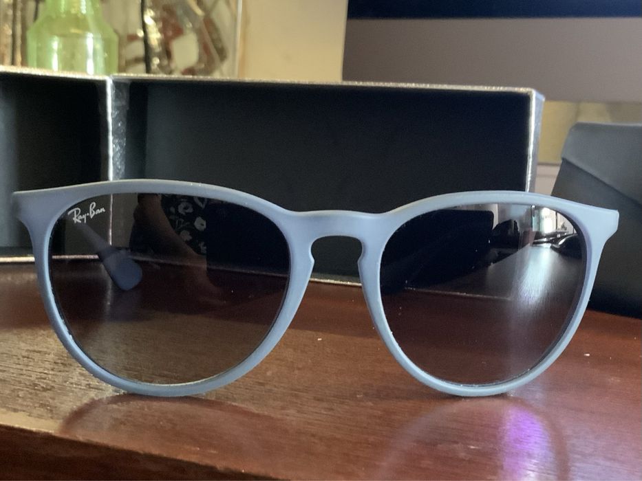 Oculos escuros Ray Ban - modelo “ERIKA”