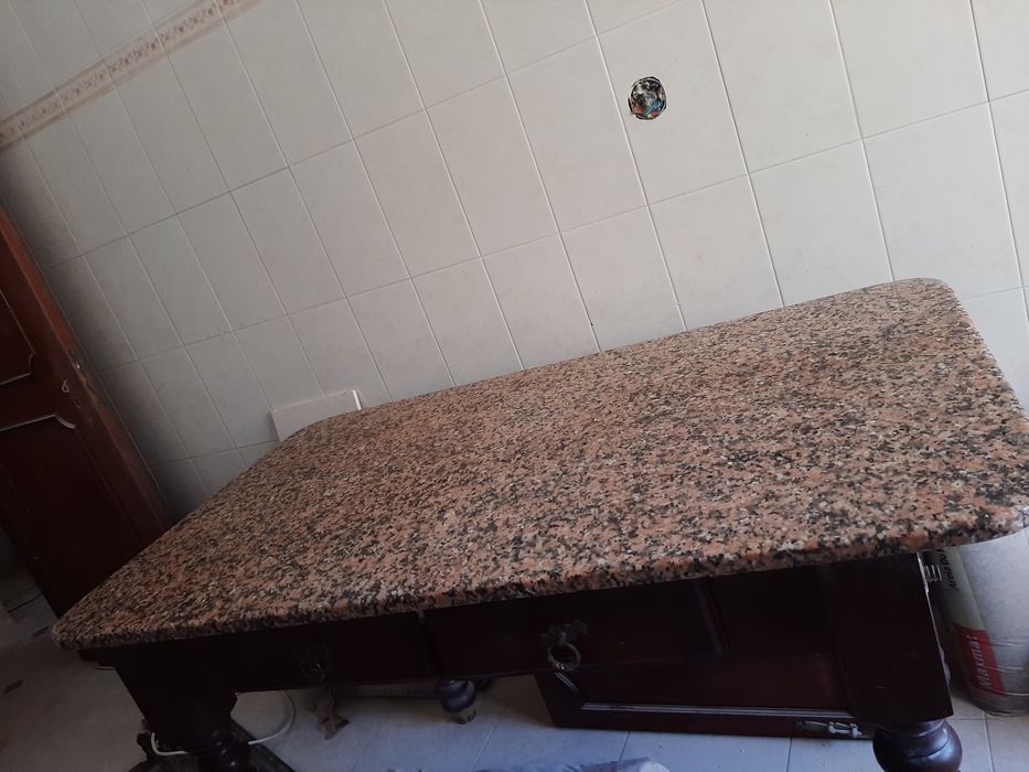 Mesa de cozinha com tampo em granito