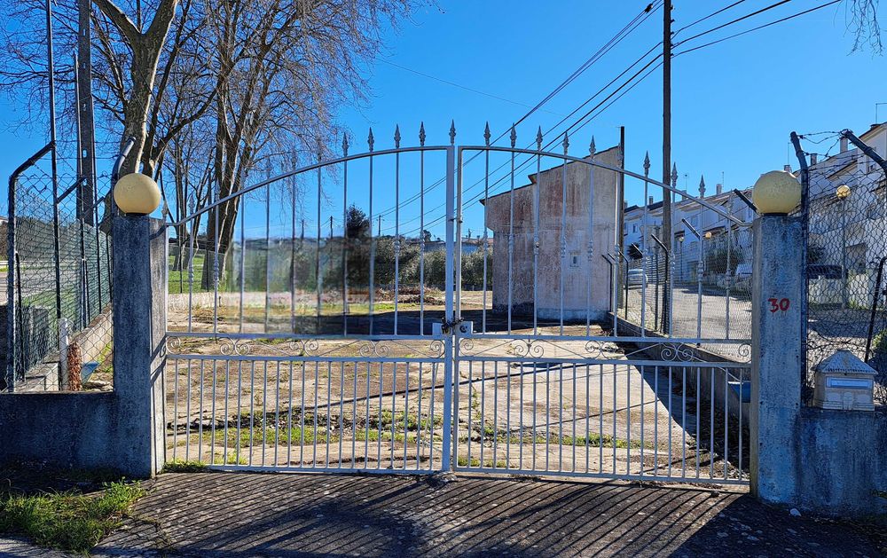 Terreno Urbano com Habitação T1 e Projeto de Ampliação.